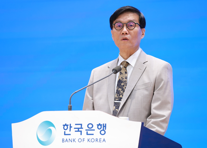 Economic stimulus needed, but overdependence could backfire: BOK chief | Economic stimulus needed, but overdependence could backfire: BOK chief Economic stimulus needed, but overdependence could backfire: BOK chief | Economic stimulus needed, but overdependence could backfire: BOK chief