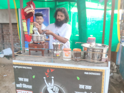 MP: Fed up with dowry harassment, youth in Neemuch brews protest by making tea handcuffed | MP: Fed up with dowry harassment, youth in Neemuch brews protest by making tea handcuffed MP: Fed up with dowry harassment, youth in Neemuch brews protest by making tea handcuffed | MP: Fed up with dowry harassment, youth in Neemuch brews protest by making tea handcuffed