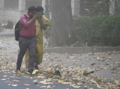 People in Delhi get respite from heatwave as IMD forecasts thunderstorm, strong winds | People in Delhi get respite from heatwave as IMD forecasts thunderstorm, strong winds People in Delhi get respite from heatwave as IMD forecasts thunderstorm, strong winds | People in Delhi get respite from heatwave as IMD forecasts thunderstorm, strong winds