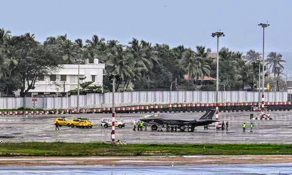 UK F-35 fighter jet makes emergency landing at Thiruvananthapuram airport | UK F-35 fighter jet makes emergency landing at Thiruvananthapuram airport UK F-35 fighter jet makes emergency landing at Thiruvananthapuram airport | UK F-35 fighter jet makes emergency landing at Thiruvananthapuram airport
