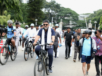 After posting 'in the corridors of power, I chose a cycle', K’taka Dy CM Shivakumar falls off bicycle | After posting 'in the corridors of power, I chose a cycle', K’taka Dy CM Shivakumar falls off bicycle After posting 'in the corridors of power, I chose a cycle', K’taka Dy CM Shivakumar falls off bicycle | After posting 'in the corridors of power, I chose a cycle', K’taka Dy CM Shivakumar falls off bicycle