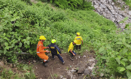 Two killed, one missing after boulder rolls down on pilgrims on Kedarnath Yatra route | Two killed, one missing after boulder rolls down on pilgrims on Kedarnath Yatra route Two killed, one missing after boulder rolls down on pilgrims on Kedarnath Yatra route | Two killed, one missing after boulder rolls down on pilgrims on Kedarnath Yatra route