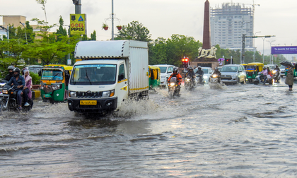Road cave-in on Jaipur's Gopalpura by-pass as heavy rains lash city | Road cave-in on Jaipur's Gopalpura by-pass as heavy rains lash city Road cave-in on Jaipur's Gopalpura by-pass as heavy rains lash city | Road cave-in on Jaipur's Gopalpura by-pass as heavy rains lash city
