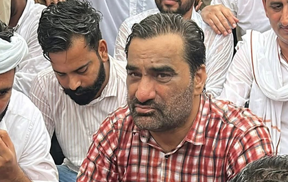 Rajasthan: Hanuman Beniwal stages dharna in rain over doctor’s suicide case | Rajasthan: Hanuman Beniwal stages dharna in rain over doctor’s suicide case Rajasthan: Hanuman Beniwal stages dharna in rain over doctor’s suicide case | Rajasthan: Hanuman Beniwal stages dharna in rain over doctor’s suicide case