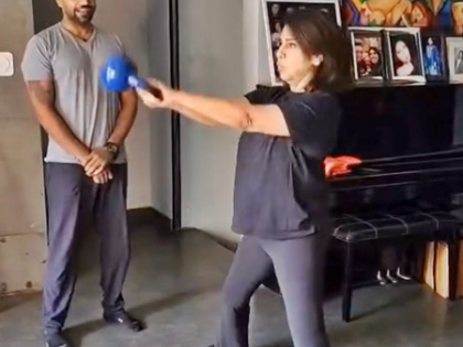 Neetu Kapoor does 10 kettlebell swings before yoga | Neetu Kapoor does 10 kettlebell swings before yoga Neetu Kapoor does 10 kettlebell swings before yoga | Neetu Kapoor does 10 kettlebell swings before yoga