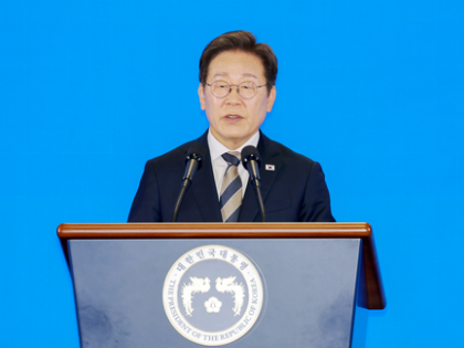 Lee to post social media messages in both South Korean, foreign languages to 'show respect' | Lee to post social media messages in both South Korean, foreign languages to 'show respect' Lee to post social media messages in both South Korean, foreign languages to 'show respect' | Lee to post social media messages in both South Korean, foreign languages to 'show respect'