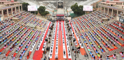BSF displays patriotism with yoga asanas along Pak border | BSF displays patriotism with yoga asanas along Pak border BSF displays patriotism with yoga asanas along Pak border | BSF displays patriotism with yoga asanas along Pak border