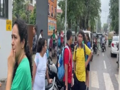 Vadodara's Navrachana School evacuated after receiving bomb threat message | Vadodara's Navrachana School evacuated after receiving bomb threat message Vadodara's Navrachana School evacuated after receiving bomb threat message | Vadodara's Navrachana School evacuated after receiving bomb threat message