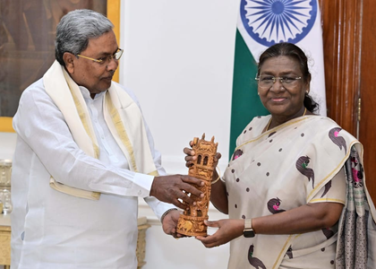 K'taka CM meets President Murmu; presents Mysuru Peta, discusses pending bills | K'taka CM meets President Murmu; presents Mysuru Peta, discusses pending bills K'taka CM meets President Murmu; presents Mysuru Peta, discusses pending bills | K'taka CM meets President Murmu; presents Mysuru Peta, discusses pending bills