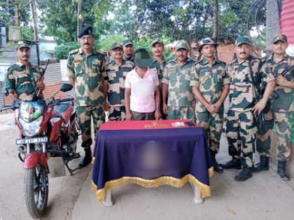 BSF arrests smuggler along India-Bangladesh border, seizes gold valued at Rs 2.43 crore | BSF arrests smuggler along India-Bangladesh border, seizes gold valued at Rs 2.43 crore BSF arrests smuggler along India-Bangladesh border, seizes gold valued at Rs 2.43 crore | BSF arrests smuggler along India-Bangladesh border, seizes gold valued at Rs 2.43 crore