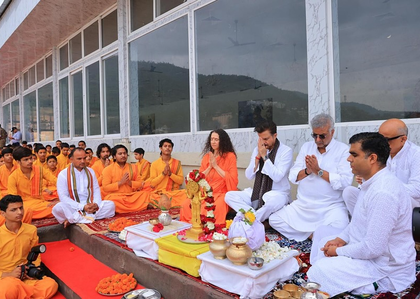 Anil Kapoor immerses mother Nirmal’s ashes in Ganga: Same place where we had laid dad to rest | Anil Kapoor immerses mother Nirmal’s ashes in Ganga: Same place where we had laid dad to rest Anil Kapoor immerses mother Nirmal’s ashes in Ganga: Same place where we had laid dad to rest | Anil Kapoor immerses mother Nirmal’s ashes in Ganga: Same place where we had laid dad to rest