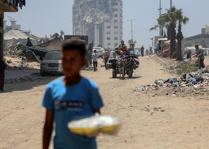 Gazans burn plastic waste to cook in makeshift shelters | Gazans burn plastic waste to cook in makeshift shelters Gazans burn plastic waste to cook in makeshift shelters | Gazans burn plastic waste to cook in makeshift shelters