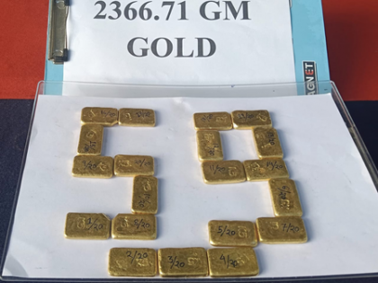 BSF thwarts smuggling bid along India-B'desh border, seizes gold bars valued at Rs 2.31cr | BSF thwarts smuggling bid along India-B'desh border, seizes gold bars valued at Rs 2.31cr BSF thwarts smuggling bid along India-B'desh border, seizes gold bars valued at Rs 2.31cr | BSF thwarts smuggling bid along India-B'desh border, seizes gold bars valued at Rs 2.31cr