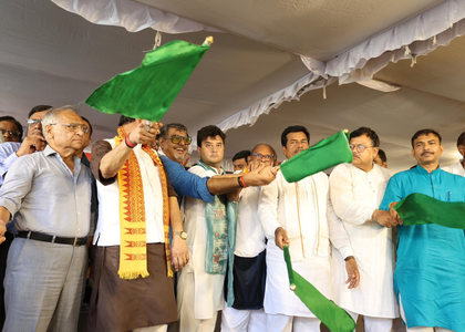 Union Minister Jyotiraditya Scindia flags off Gwalior-Bengaluru express | Union Minister Jyotiraditya Scindia flags off Gwalior-Bengaluru express Union Minister Jyotiraditya Scindia flags off Gwalior-Bengaluru express | Union Minister Jyotiraditya Scindia flags off Gwalior-Bengaluru express