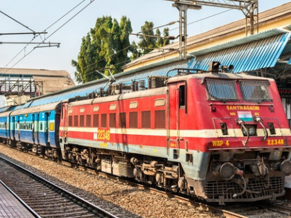 Railway police foil robbery in Visakha Express in Andhra Pradesh | Railway police foil robbery in Visakha Express in Andhra Pradesh Railway police foil robbery in Visakha Express in Andhra Pradesh | Railway police foil robbery in Visakha Express in Andhra Pradesh