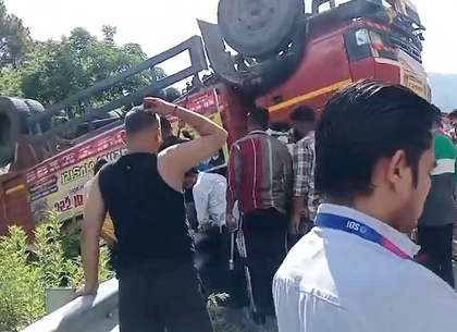 Over dozen hurt, three feared dead as truck carrying Kanwariyas overturns in Uttarakhand's Tehri | Over dozen hurt, three feared dead as truck carrying Kanwariyas overturns in Uttarakhand's Tehri