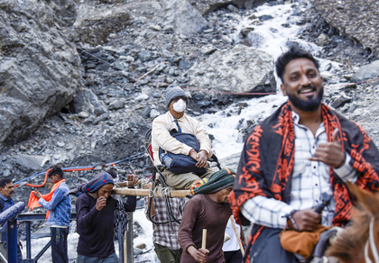 Pilgrims begin spiritual journey towards cave shrine as Amarnath Yatra begins | Pilgrims begin spiritual journey towards cave shrine as Amarnath Yatra begins