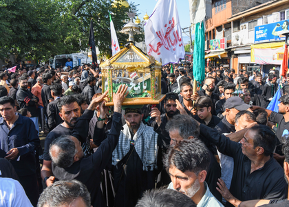 Muharram procession in J&K's Srinagar, top officers join in symbolic gesture of goodwill | Muharram procession in J&K's Srinagar, top officers join in symbolic gesture of goodwill Muharram procession in J&K's Srinagar, top officers join in symbolic gesture of goodwill | Muharram procession in J&K's Srinagar, top officers join in symbolic gesture of goodwill