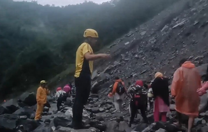 SDRF rescues 40 devotees stranded after landslide in Uttarakhand's Sonprayag | SDRF rescues 40 devotees stranded after landslide in Uttarakhand's Sonprayag