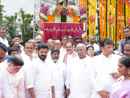 Mallikarjun Kharge unveils statue of former Andhra Pradesh CM Rosaiah | Mallikarjun Kharge unveils statue of former Andhra Pradesh CM Rosaiah Mallikarjun Kharge unveils statue of former Andhra Pradesh CM Rosaiah | Mallikarjun Kharge unveils statue of former Andhra Pradesh CM Rosaiah