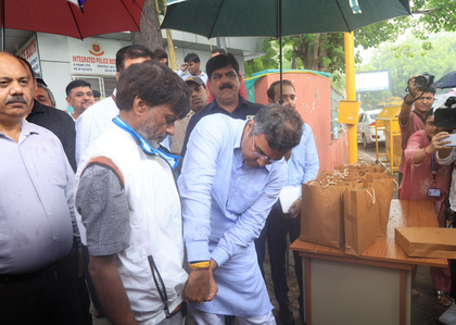 Delhi: PWD workers try air-ventilated cool vests to fight heat | Delhi: PWD workers try air-ventilated cool vests to fight heat Delhi: PWD workers try air-ventilated cool vests to fight heat | Delhi: PWD workers try air-ventilated cool vests to fight heat
