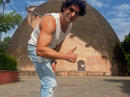 Proud son of Bihar Gurmeet Choudhary enjoys Litti Chokha during his Patna visit | Proud son of Bihar Gurmeet Choudhary enjoys Litti Chokha during his Patna visit