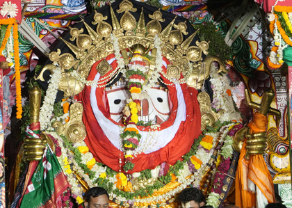 Religious fervour grips Puri as devotees witness ‘Suna Besha’ of holy siblings | Religious fervour grips Puri as devotees witness ‘Suna Besha’ of holy siblings Religious fervour grips Puri as devotees witness ‘Suna Besha’ of holy siblings | Religious fervour grips Puri as devotees witness ‘Suna Besha’ of holy siblings