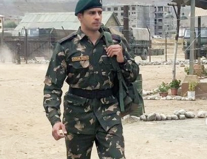 Sidharth Malhotra remembers Captain Vikram Batra on his martyrdom | Sidharth Malhotra remembers Captain Vikram Batra on his martyrdom Sidharth Malhotra remembers Captain Vikram Batra on his martyrdom | Sidharth Malhotra remembers Captain Vikram Batra on his martyrdom