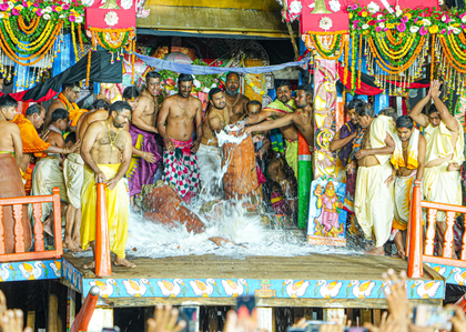 Odisha: Adharpana ritual held on chariots of holy siblings at Puri | Odisha: Adharpana ritual held on chariots of holy siblings at Puri Odisha: Adharpana ritual held on chariots of holy siblings at Puri | Odisha: Adharpana ritual held on chariots of holy siblings at Puri