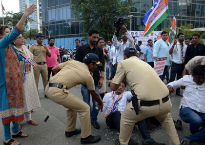 Police arrests MNS workers for morcha in Mira-Bhayandar area; releases them later | Police arrests MNS workers for morcha in Mira-Bhayandar area; releases them later Police arrests MNS workers for morcha in Mira-Bhayandar area; releases them later | Police arrests MNS workers for morcha in Mira-Bhayandar area; releases them later