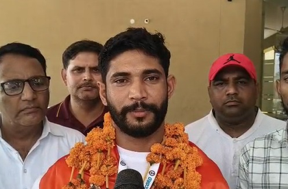 Gujarat: 30-year-old Sandeep sets world record with 20,000 surya namaskars in 37 hours | Gujarat: 30-year-old Sandeep sets world record with 20,000 surya namaskars in 37 hours Gujarat: 30-year-old Sandeep sets world record with 20,000 surya namaskars in 37 hours | Gujarat: 30-year-old Sandeep sets world record with 20,000 surya namaskars in 37 hours