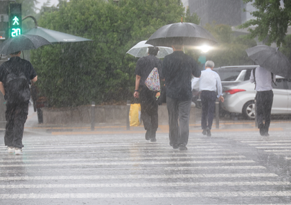 South Korea: Heavy rain floods parts of Seoul after record heat | South Korea: Heavy rain floods parts of Seoul after record heat South Korea: Heavy rain floods parts of Seoul after record heat | South Korea: Heavy rain floods parts of Seoul after record heat
