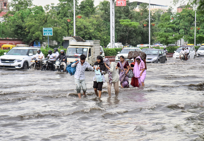 Heavy rainfall lashes Jaipur; commuters stranded on roads due to waterlogging | Heavy rainfall lashes Jaipur; commuters stranded on roads due to waterlogging Heavy rainfall lashes Jaipur; commuters stranded on roads due to waterlogging | Heavy rainfall lashes Jaipur; commuters stranded on roads due to waterlogging