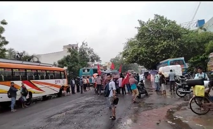 Bharat Bandh: Strikers resort to rail and road blockades in parts of Bengal | Bharat Bandh: Strikers resort to rail and road blockades in parts of Bengal Bharat Bandh: Strikers resort to rail and road blockades in parts of Bengal | Bharat Bandh: Strikers resort to rail and road blockades in parts of Bengal