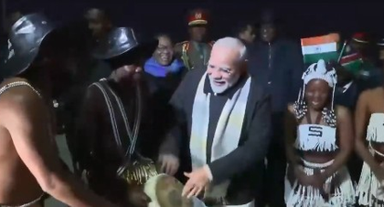 PM Modi joins in on Namibian drums during ceremonial welcome in Windhoek | PM Modi joins in on Namibian drums during ceremonial welcome in Windhoek