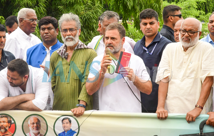 Old guard Shivanand Tiwari gives dharna advise to Rahul, Tejashwi during Bihar Bandh stir | Old guard Shivanand Tiwari gives dharna advise to Rahul, Tejashwi during Bihar Bandh stir Old guard Shivanand Tiwari gives dharna advise to Rahul, Tejashwi during Bihar Bandh stir | Old guard Shivanand Tiwari gives dharna advise to Rahul, Tejashwi during Bihar Bandh stir