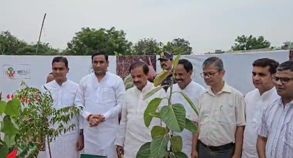UP ministers lead massive tree plantation drive under 'Ek Ped Maa Ke Naam' campaign | UP ministers lead massive tree plantation drive under 'Ek Ped Maa Ke Naam' campaign