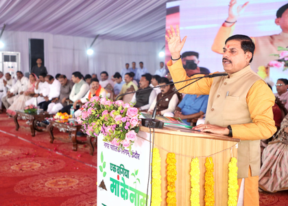 MP CM plants sapling for 'Ek Bagiya Maa Ke Naam' campaign in Indore | MP CM plants sapling for 'Ek Bagiya Maa Ke Naam' campaign in Indore MP CM plants sapling for 'Ek Bagiya Maa Ke Naam' campaign in Indore | MP CM plants sapling for 'Ek Bagiya Maa Ke Naam' campaign in Indore