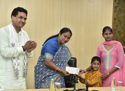 Delhi CM distributes Rs 5 lakh each to 24 fire-hit Dilli Haat artisans | Delhi CM distributes Rs 5 lakh each to 24 fire-hit Dilli Haat artisans