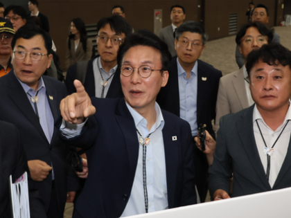 South Korean PM welcomes protesting medical students' return to school as 'big step forward' | South Korean PM welcomes protesting medical students' return to school as 'big step forward' South Korean PM welcomes protesting medical students' return to school as 'big step forward' | South Korean PM welcomes protesting medical students' return to school as 'big step forward'