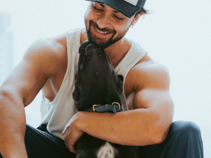 Aayush Sharma flaunts muscular build as he focuses on shoulder workout | Aayush Sharma flaunts muscular build as he focuses on shoulder workout
