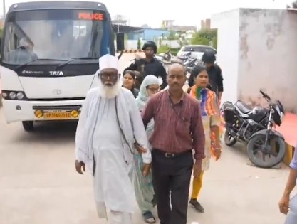 Sister missing since 2019, UP woman points fingers at Chhangur Baba, accomplice Siddique | Sister missing since 2019, UP woman points fingers at Chhangur Baba, accomplice Siddique Sister missing since 2019, UP woman points fingers at Chhangur Baba, accomplice Siddique | Sister missing since 2019, UP woman points fingers at Chhangur Baba, accomplice Siddique