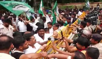 Odisha self-immolation case: BJD engages in scuffle with police during protest in Bhubaneswar | Odisha self-immolation case: BJD engages in scuffle with police during protest in Bhubaneswar Odisha self-immolation case: BJD engages in scuffle with police during protest in Bhubaneswar | Odisha self-immolation case: BJD engages in scuffle with police during protest in Bhubaneswar