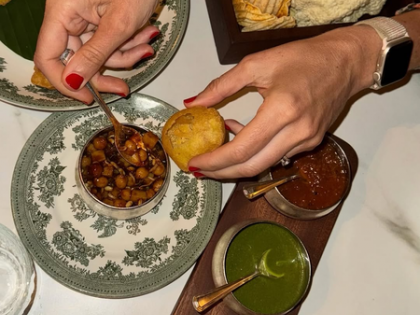 Jessica Alba treats herself to golgappas in London | Jessica Alba treats herself to golgappas in London Jessica Alba treats herself to golgappas in London | Jessica Alba treats herself to golgappas in London