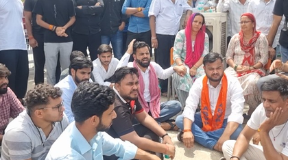 Sharda University suicide: Family, students protest against faculty; police resort to lathi-charge | Sharda University suicide: Family, students protest against faculty; police resort to lathi-charge