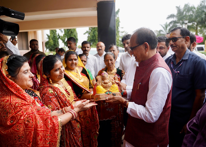 Union Minister Shivraj Singh Chouhan interacts with Lakhpati Didis in Gujarat | Union Minister Shivraj Singh Chouhan interacts with Lakhpati Didis in Gujarat Union Minister Shivraj Singh Chouhan interacts with Lakhpati Didis in Gujarat | Union Minister Shivraj Singh Chouhan interacts with Lakhpati Didis in Gujarat