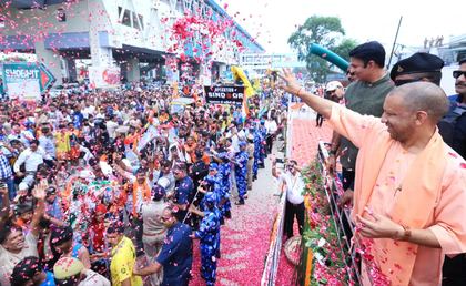 Kanwar Yatra: CM Yogi showers flower petals on Shiva devotees, says miscreants trying to defame it | Kanwar Yatra: CM Yogi showers flower petals on Shiva devotees, says miscreants trying to defame it