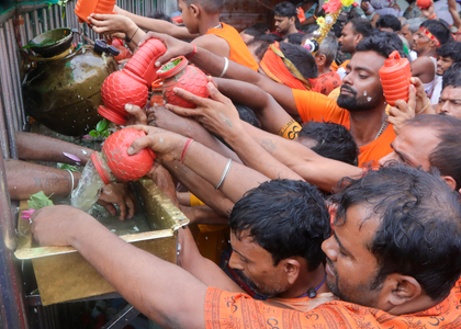 Devotees throng Shiva temples nationwide on second Sawan Monday | Devotees throng Shiva temples nationwide on second Sawan Monday
