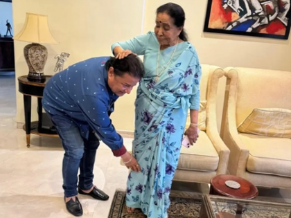 Asha Bhosle treats Anup Jalota with homemade kebabs, offers blessings | Asha Bhosle treats Anup Jalota with homemade kebabs, offers blessings Asha Bhosle treats Anup Jalota with homemade kebabs, offers blessings | Asha Bhosle treats Anup Jalota with homemade kebabs, offers blessings