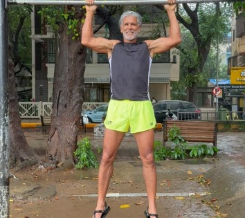Milind Soman performs a 30 second pull up while enjoying Mumbai rains | Milind Soman performs a 30 second pull up while enjoying Mumbai rains Milind Soman performs a 30 second pull up while enjoying Mumbai rains | Milind Soman performs a 30 second pull up while enjoying Mumbai rains